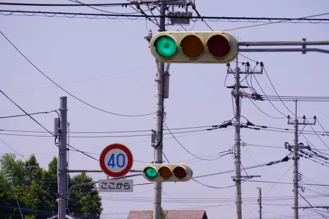 日本のインフラにはいくらかかる？信号機から高速道路まで、意外な値段