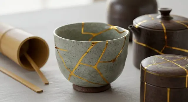 KINTSUGI　金継ぎ修復済　伝統金継ぎ　煮物鉢　椀 金継ぎ（Kintsugi）：壊れた器に命を吹き込む」 | かわら版 Japan！