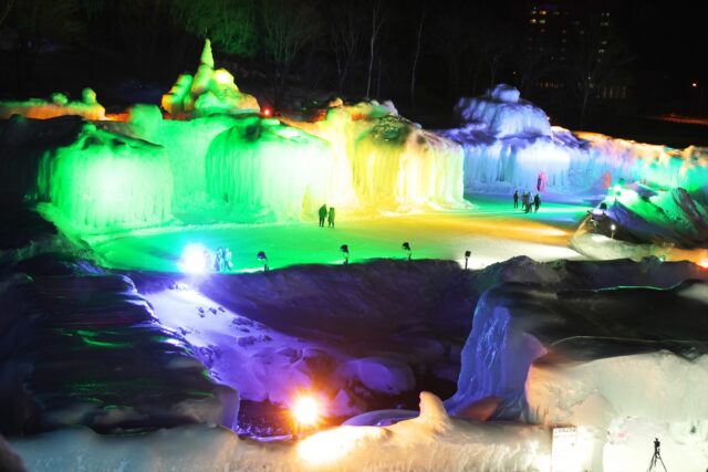 層雲峡氷瀑まつり：冒険と癒しの楽園