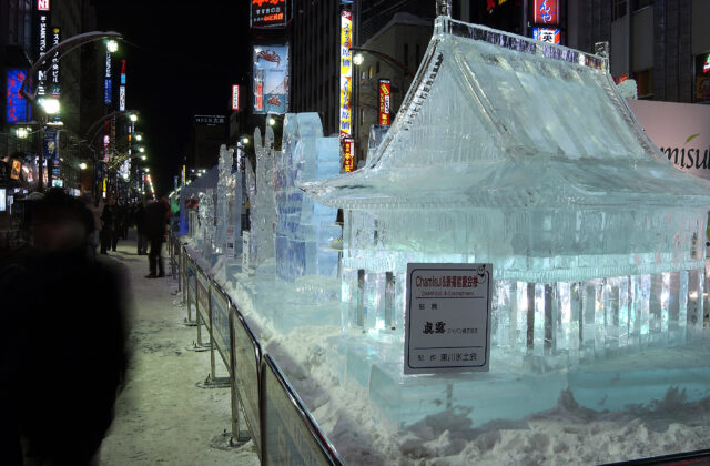 氷のアートエリアで“宝石の世界”に浸ろう