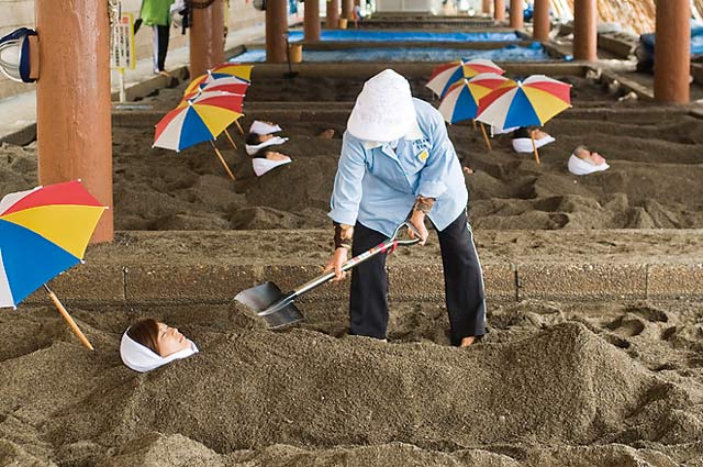 砂むし会館「砂楽」 – 世界でここだけ！"埋まる温泉" 体験！