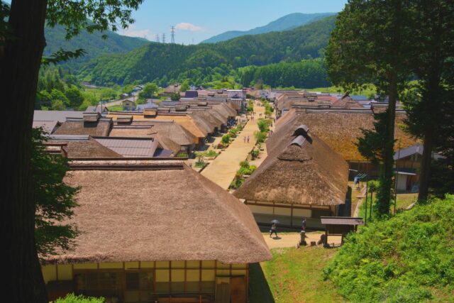 大内宿 (Ouchi-juku): 江戸時代の宿場町にタイムスリップ