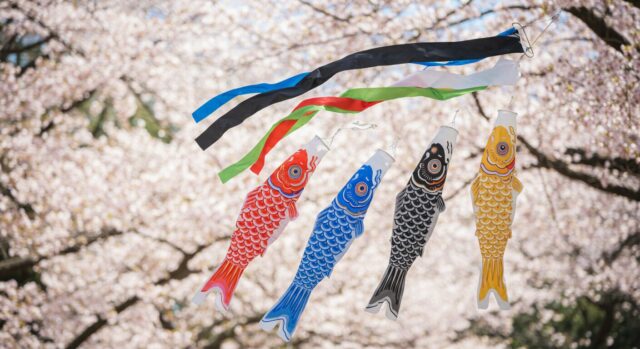 空を舞う色鮮やかな魚たち：鯉のぼりに込められた日本の願いと楽しめるスポッ
