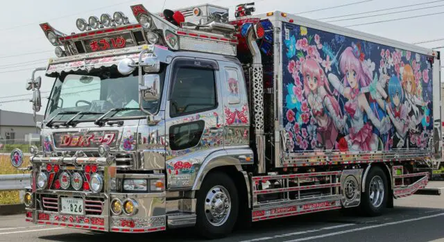 衝撃】デコトラとは？日本の“走るネオンアート”に世界が注目 