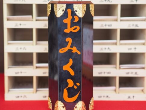 【東京の神社で運命を引く旅】だるま？三角？きつね？変わり種おみくじで“あなただけの幸運”を見つけよう