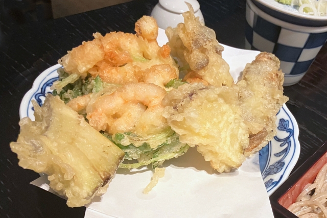3. 🍤 天ぷら(Tempura) – 揚げ物の最高峰!