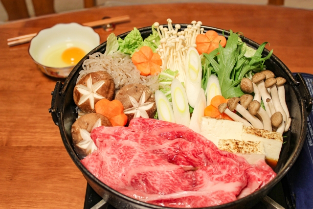 4. 🥩 すき焼き(Sukiyaki) – A5和牛の衝撃!