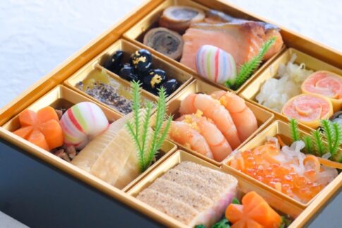 【外国人が絶賛！】運気UP！？おせち料理の意味と絶対食べるべき5品