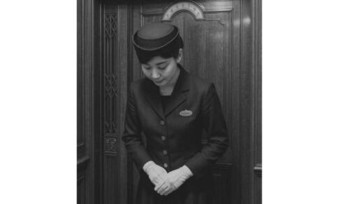 【実は日本発祥！？】消えゆく職業、「エレベーターガール」という“動く文化遺産”