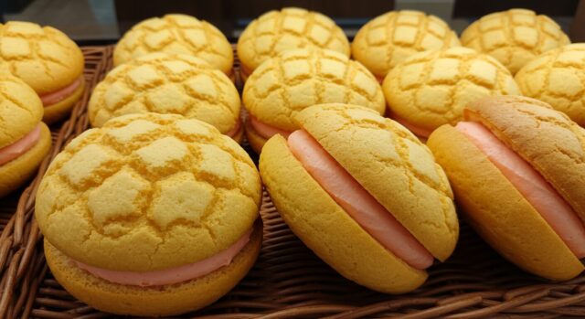 2. 本物のメロン（ピューレなど）が入っているメロンパン