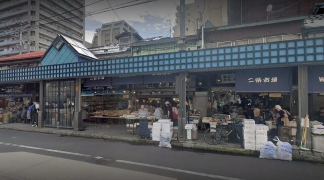 2. 堺本商店 ~ 二条市場で味わう新鮮牡蠣の名店