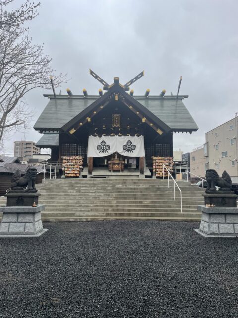 【心を整える5分の奇跡】札幌・諏訪神社で出会う、願いが届く“縁結びと静けさ”の物語