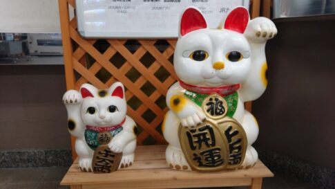 「招き猫のふるさと愛知へ：幸運を招く旅へ出かけよう」