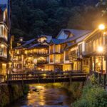 「雪とガス灯に包まれる町――銀山温泉で出会う、日本の時間旅行」