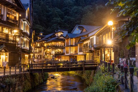 「雪とガス灯に包まれる町――銀山温泉で出会う、日本の時間旅行」